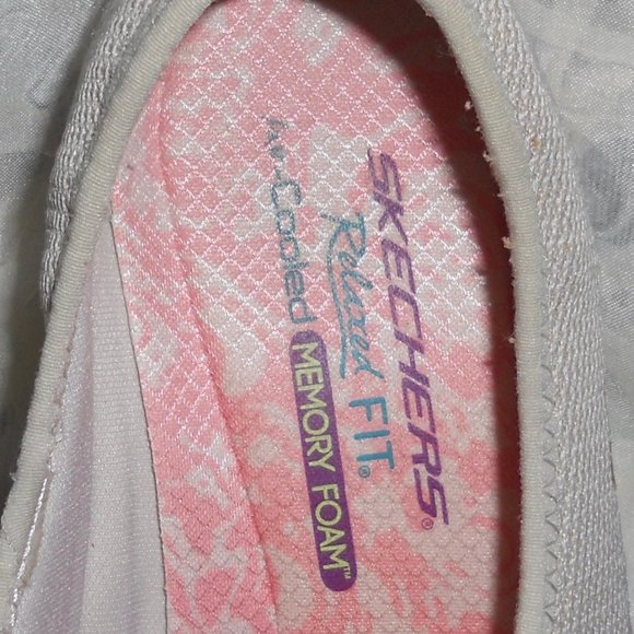 Skechers Relaxed Fit 8 Cream Slip Ons Air-Cooled Memory Foam - Picture 5 of 7